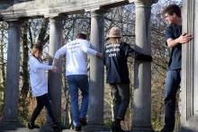Jóvenes con camiseta del cuerpo en paisaje con columnas